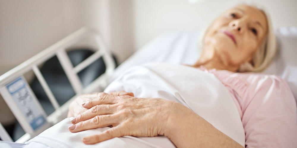 Dame âgée dans un lit d'hôpital